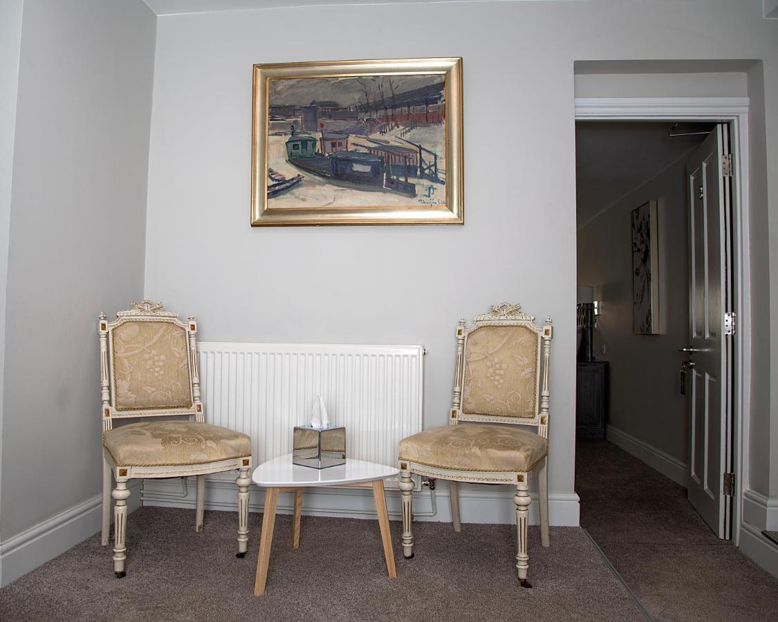 The Maple Manor Hotel Кроули Екстериор снимка