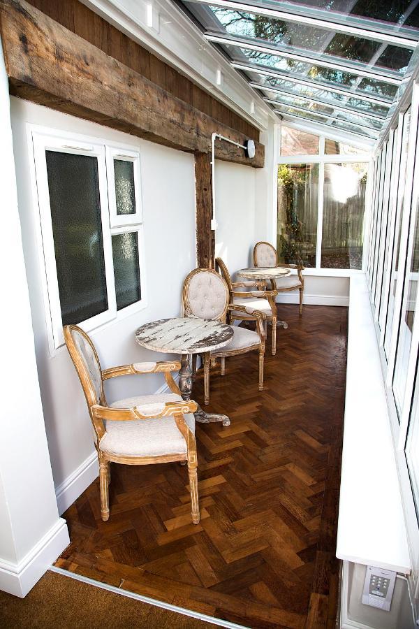 The Maple Manor Hotel Кроули Екстериор снимка
