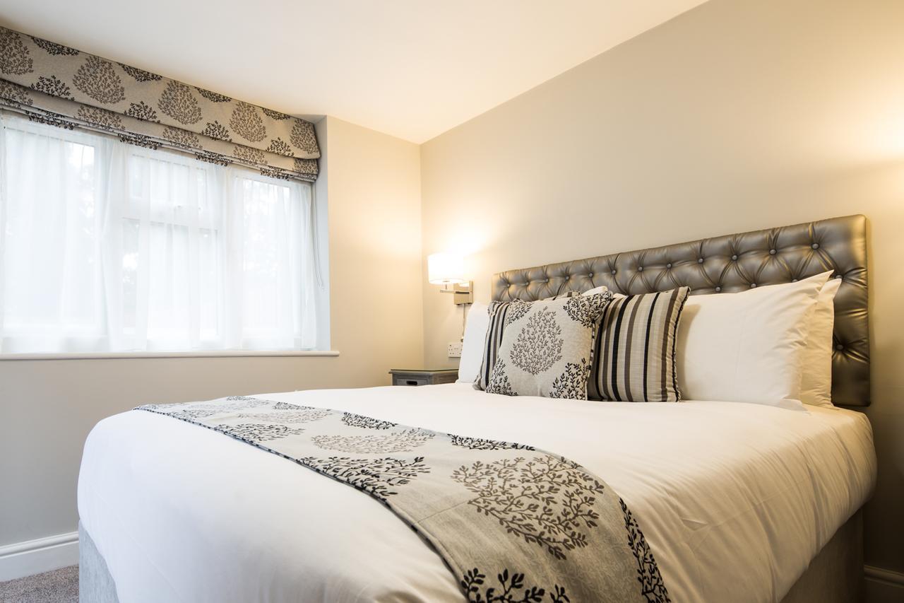 The Maple Manor Hotel Кроули Екстериор снимка